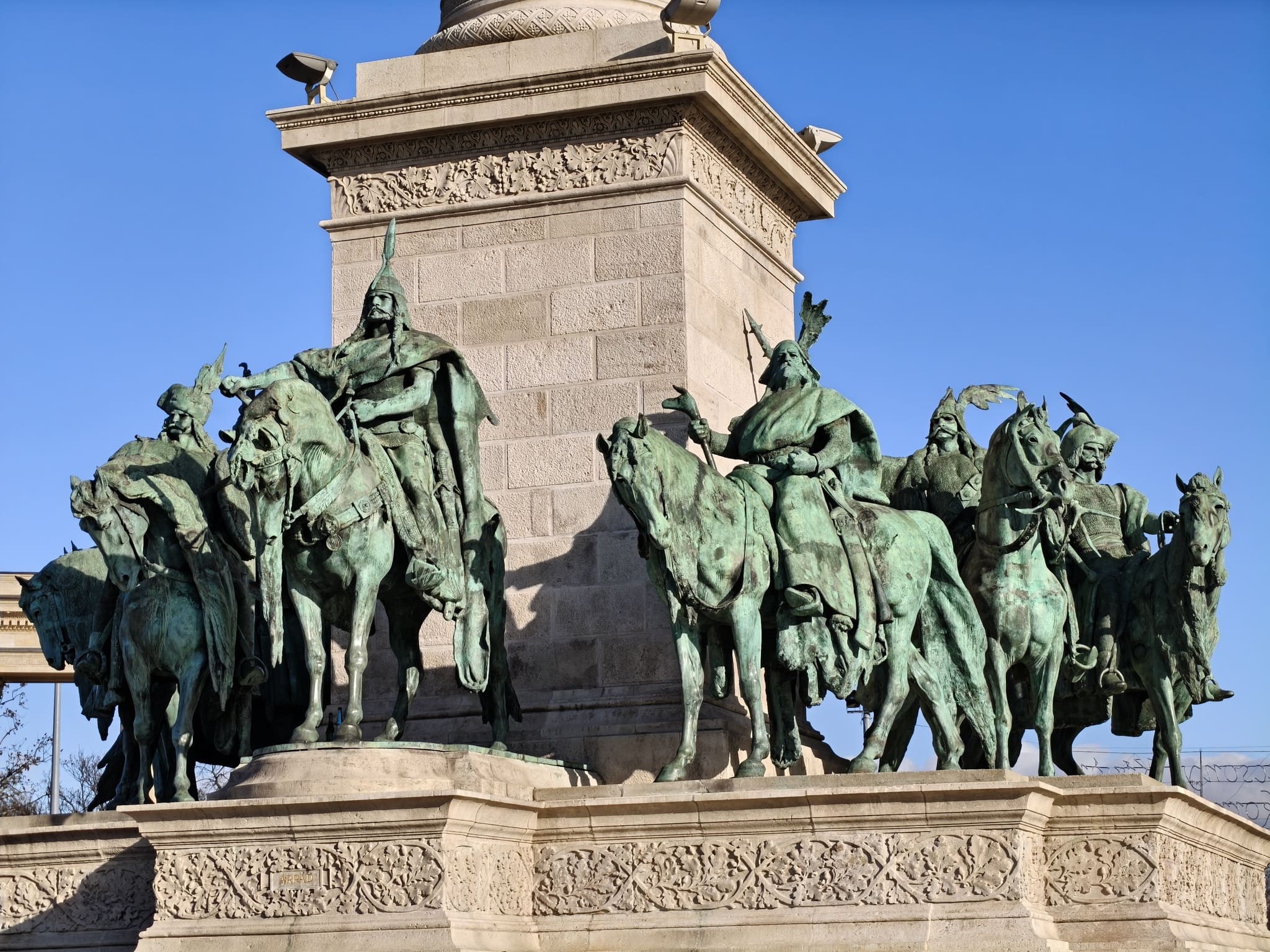 IMG budapest place heros 0104104354